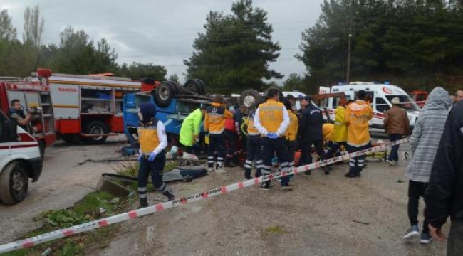 Tarım işçilerini taşıyan midibüs devrildi: 2 ölü, 25 yaralı