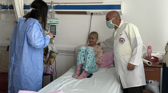 Turgutlulu biyolog Birnaz, kanserli çocukları sevindirdi