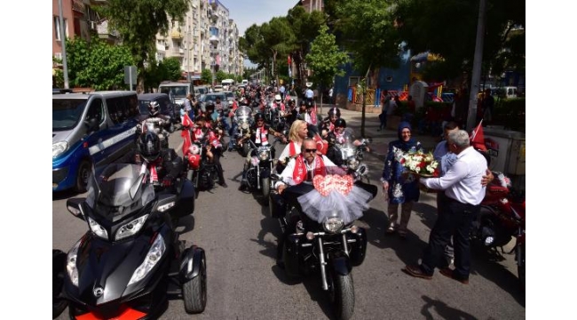 19 Mayıs'ın 100'üncü yılında evlenip, 100 motosikletle tur attılar