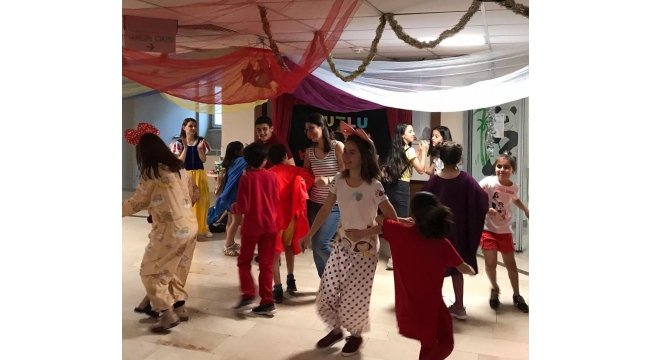 Çocuk tiyatroculardan kanser tedavisi gören arkadaşlarına moral
