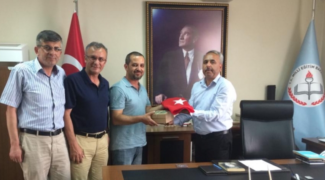Eğitim İş’ten Ölmez’e, Samsun’dan ‘vatan toprağı ve bayrak’ hediyesi