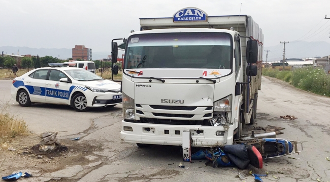 Kamyonetle çarpışan motosiklet sürücüsü ağır yaralandı