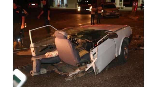 Kazada otomobil ortadan ikiye bölündü: 1'i ağır 3 yaralı