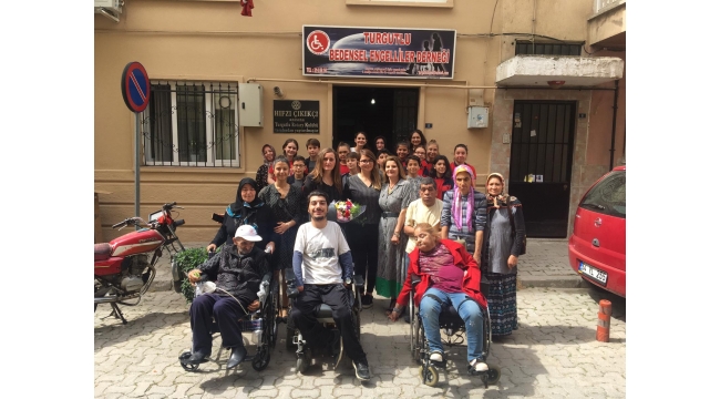 Kermes geliriyle alınan tekerlekli sandalyeleri derneğe bağışladılar
