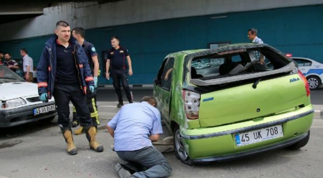 Otomobil, köprülü kavşakta takla attı: 2 yaralı