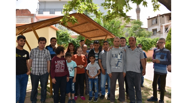 Polisten engelli öğrencilere anlamlı ziyaret