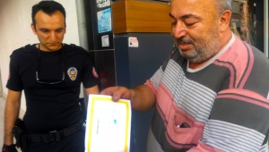 Düşürülen karne ve onur belgesini bulan polis, öğrencinin evine teslim etti