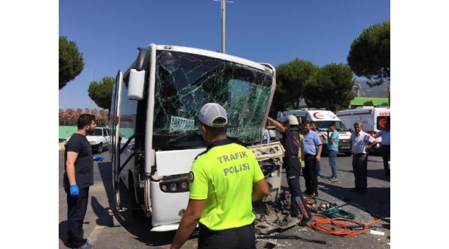 İşçi servis midibüsü, TIR'ın dorsesine çarptı: 6 yaralı