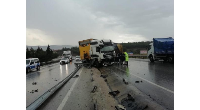 Makas attığı iddia edilen TIR, bariyerlere çarptı