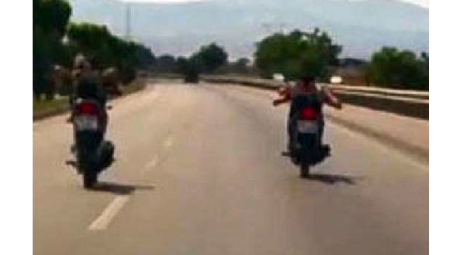 Motosikletli gençlerin tehlikeli yolculuğu 