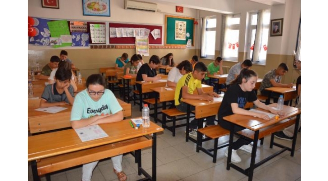 Öğrenciler sınavda, aileleri çocukları beklerken ter döktü
