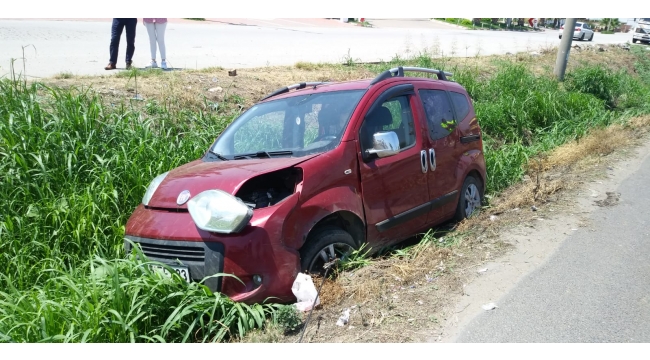 Hafif ticari araç yol kenarına devrildi: 1 yaralı