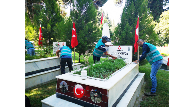 Hükümlülerden şehitlik temizliği ve bakımı