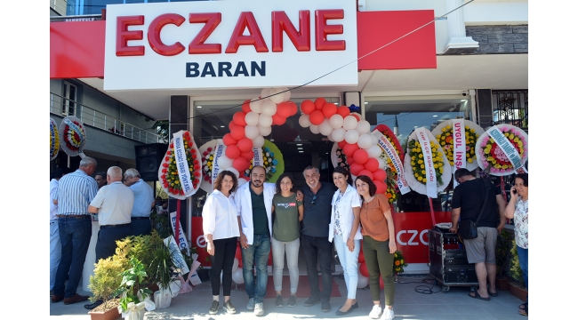 Ünlü ses sanatçısı Cevdet Bağca oğlunun eczanesini açtı