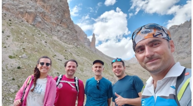 Zirve dağcıları Aladağ Şenliğinde 3250 metrelik zirveye tırmandı