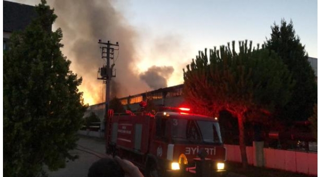 Fabrika yangınında gökyüzünü duman kapladı