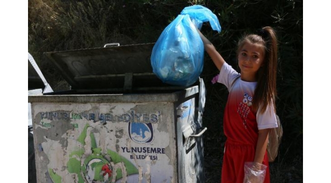 Gençler ve çocuklar tabiat parkını temizledi