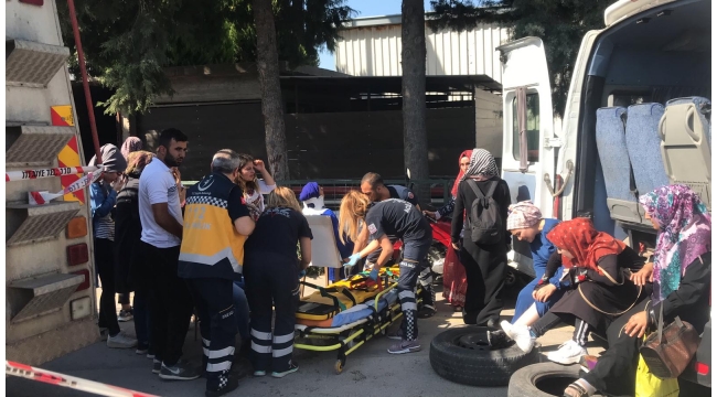İşçi servisi ile hafif ticari araç çarpıştı: 16 yaralı