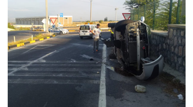 Otomobil kavşakta duvara çarpıp yan yattı: 2 yaralı