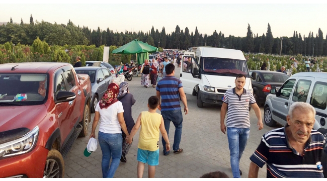 Şehit yakınları ve vatandaşlar mezarlıklara akın etti