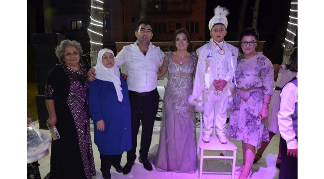 Bayrakdar ailesinin mutlu günü