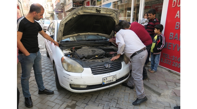 Araç içine sıkışan yavru kediyi itfaiye kurtardı