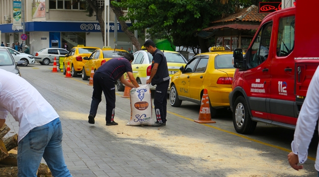 Caddeye dökülen yağ sürücülere zor anlar yaşattı