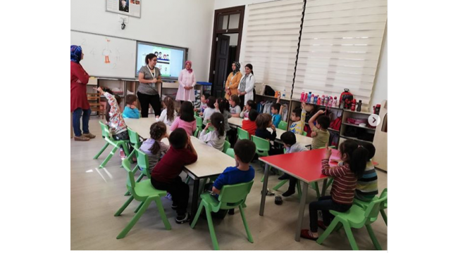 Öğrencilere, "doğru yöntemle el yıkama" uygulamalı gösterildi