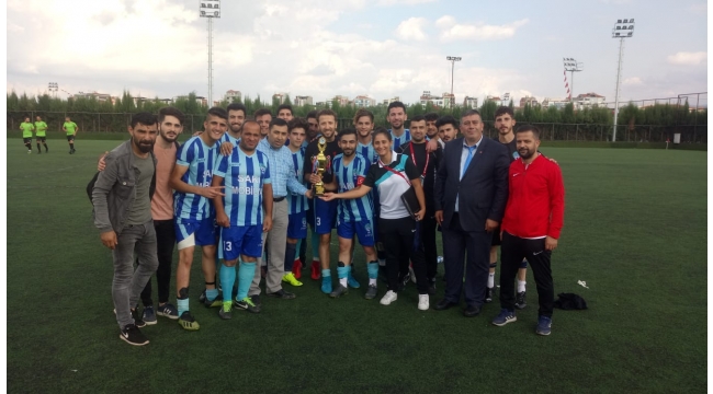 Esnafspor şampiyonluk kupasını aldı