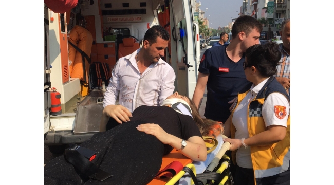 Motosikletli çarpıp kaçtı, anne ve kızı yaralandı