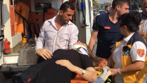 Motosikletli çarpıp kaçtı, anne ve kızı yaralandı