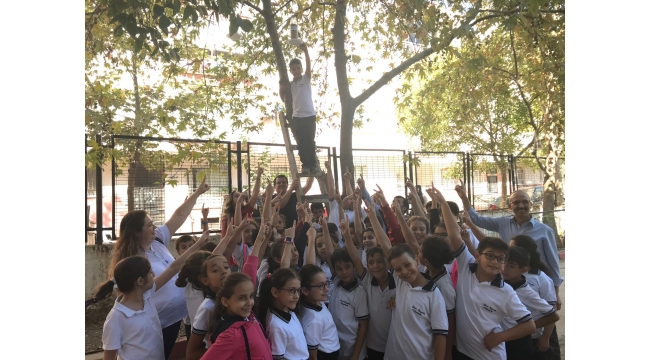 Öğrenciler kuşlar için yaptıkları yemlikleri ağaçlara astı