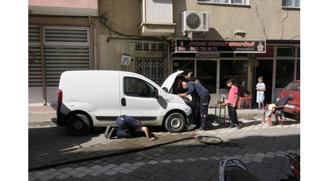 Otomobile giren kediyi itfaiye kurtardı