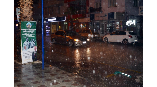 Turgutlu’da aniden bastıran sağanak yağış etkili oldu