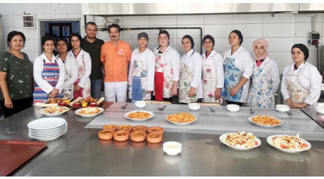 Zübeyde Hanım öğrencilerine ustasından mutfak dersleri 