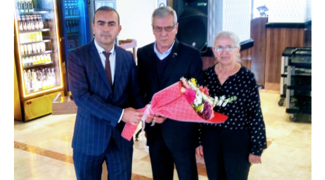 Emekli öğretmene şehit oğlunun adını taşıyan okuldan sürpriz kutlama