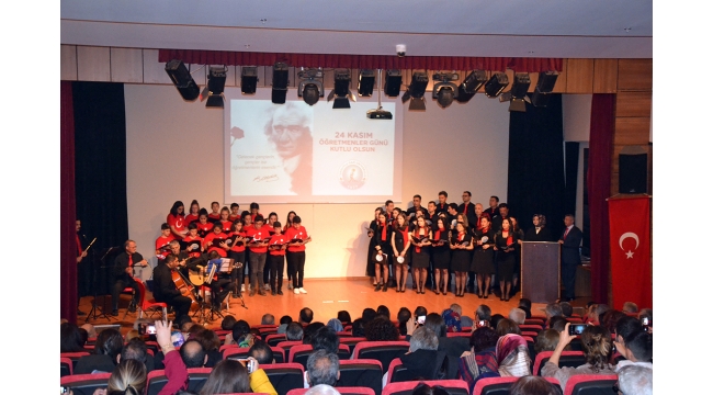 Öğretmenler Gününe özel program ayakta alkışlandı
