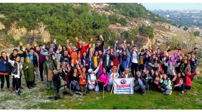Turdak, Kozbeyli’den Yenifoça’ya çilekli yolda yürüdü