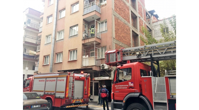 Balkona bırakılan soba kovası alev aldı