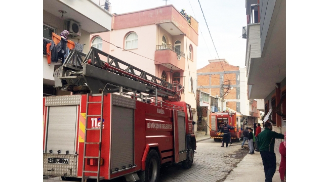 Çatıdaki odunlukta çıkan yangın korkuttu