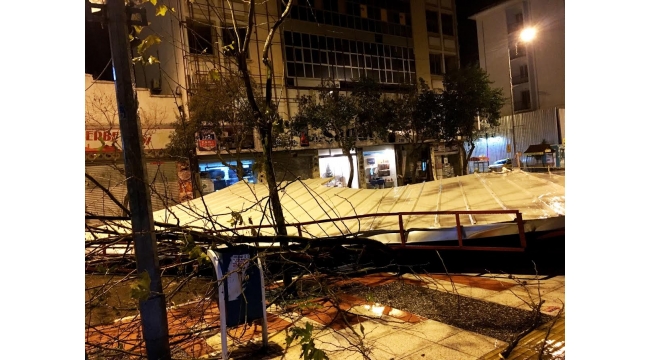 Fırtına çatıyı uçurdu, ağaçları devirdi