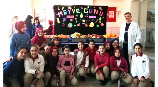 Öğrencilere, sağlıklı beslenmeye duyarlılık için meyve günü etkinliği