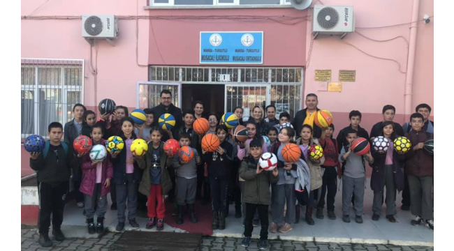 MHP Kadın Kollarından öğrencilere yeni yıl hediyesi