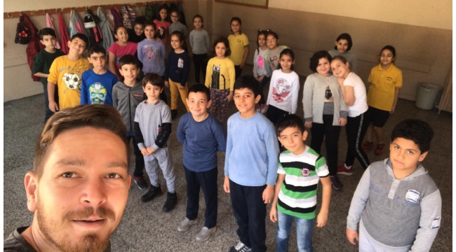 Minik öğrenciler harmandalı oynamayı öğreniyor