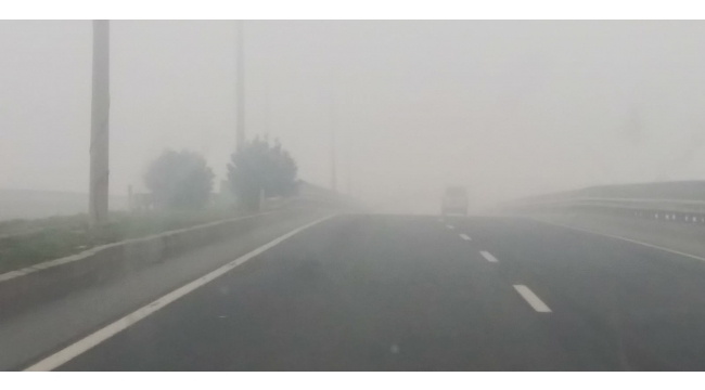 Turgutlu-İzmir karayolunda sis etkili olmaya devam ediyor(TIKLA-İZLE)