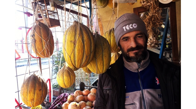 Askıdaki kavunlar görenlerin dikkatini çekiyor
