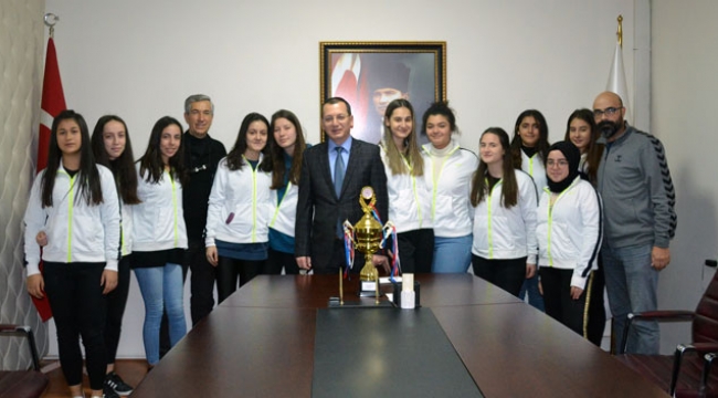İl Şampiyonu Basketbolcular, Kaymakam Yılmaz'ı Ziyaret Etti