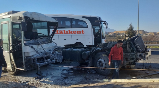 Kemalpaşa'da zincirleme kaza: 14 yaralı