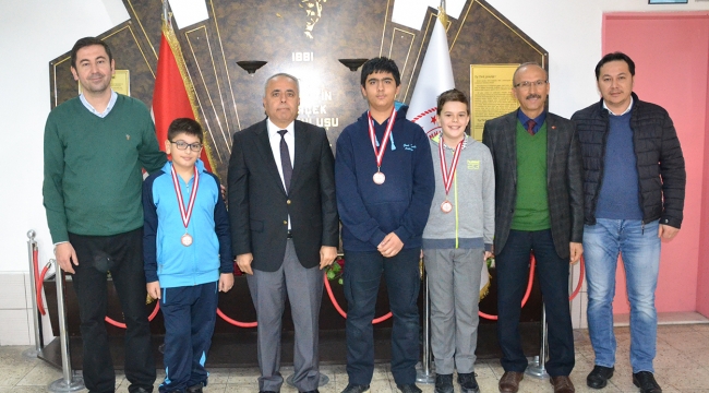Milli Eğitim Müdürü Öğrencilere Karne Dağıttı