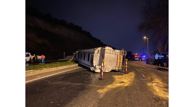 Turgutlu- Manisa Karayolunda TIR devrildi: 2 kişi Yaralandı